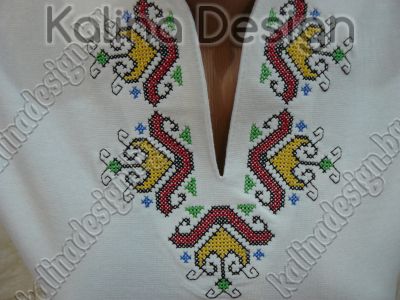 Дамска вталена тениска с бродерия българска Шевица